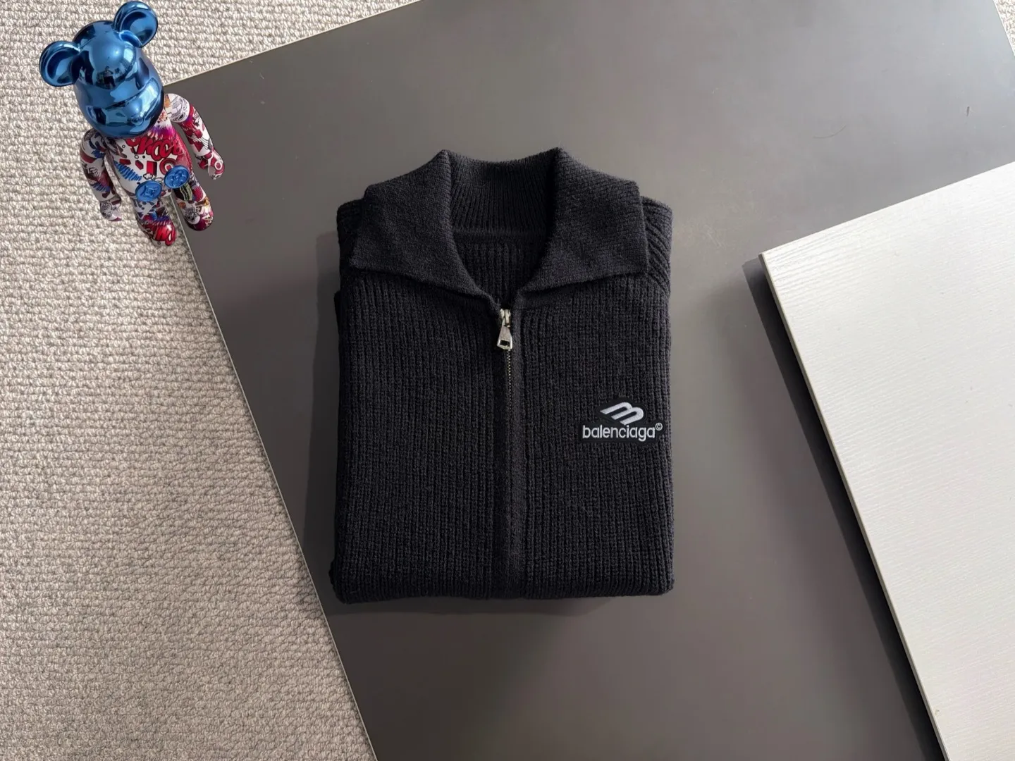 Next day shipment P225 Balenciaga 2026 Autumn and Winter latest sweater from official website, now on sale at counters simultaneously Hot Sale! Specially made of wool blended fabric. It feels comfortable and can be directly in contact with the skin. The logo badge is exquisitely embroidered, which is extremely eye-catching! The details highlight the fashionable charm of big brands. Exquisite workmanship. Three-dimensional cutting style. The wearing effect is invincible and handsome! All three standards are complete! Sizes:M-3XL